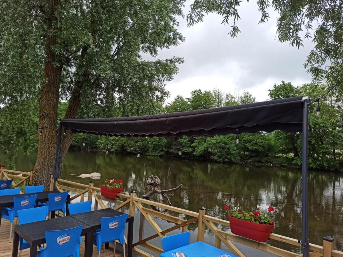 Tonneau Herbergement Insolite Au Camping Des Nieres Ebreuil Экстерьер фото