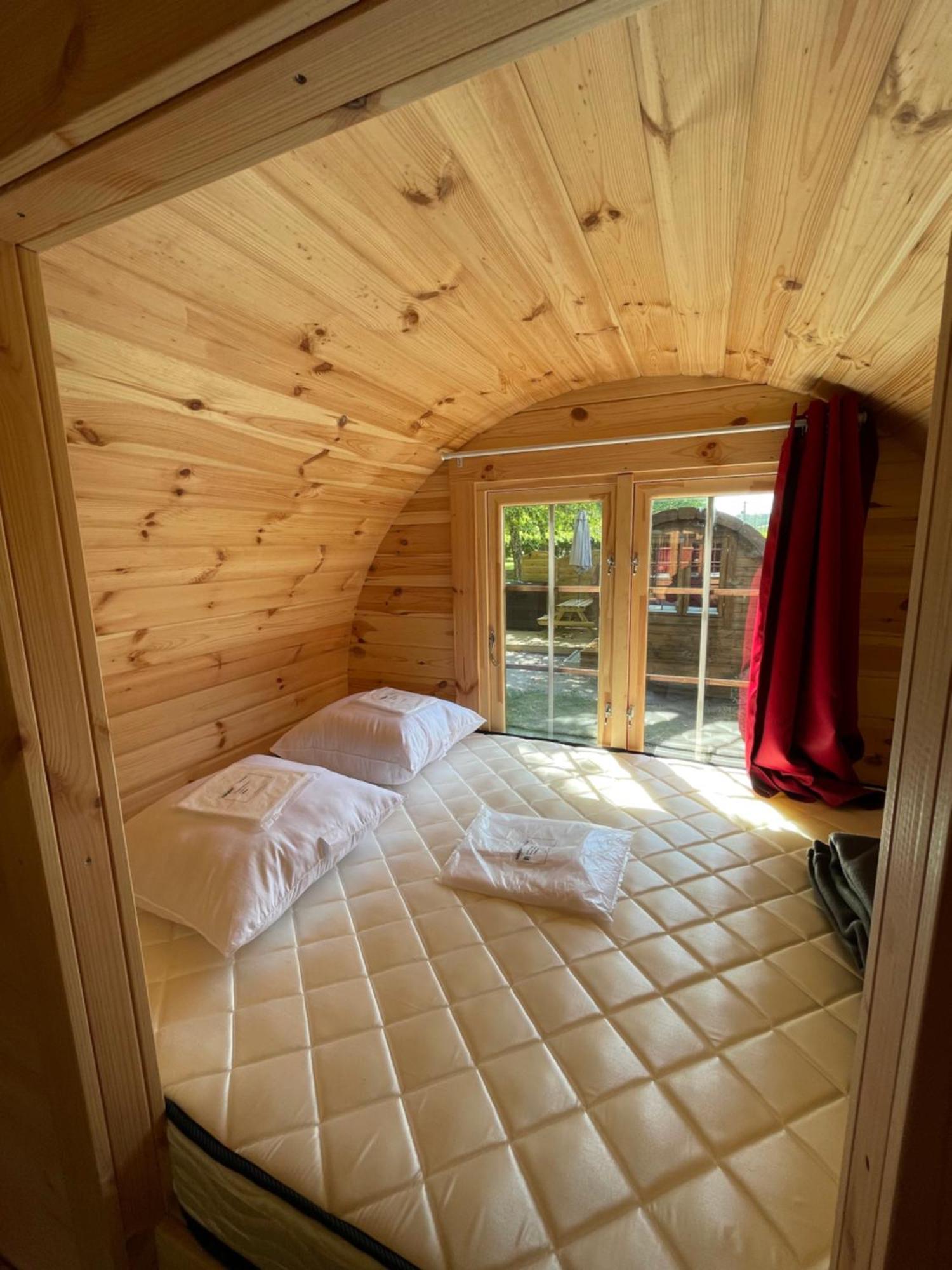 Tonneau Herbergement Insolite Au Camping Des Nieres Ebreuil Экстерьер фото