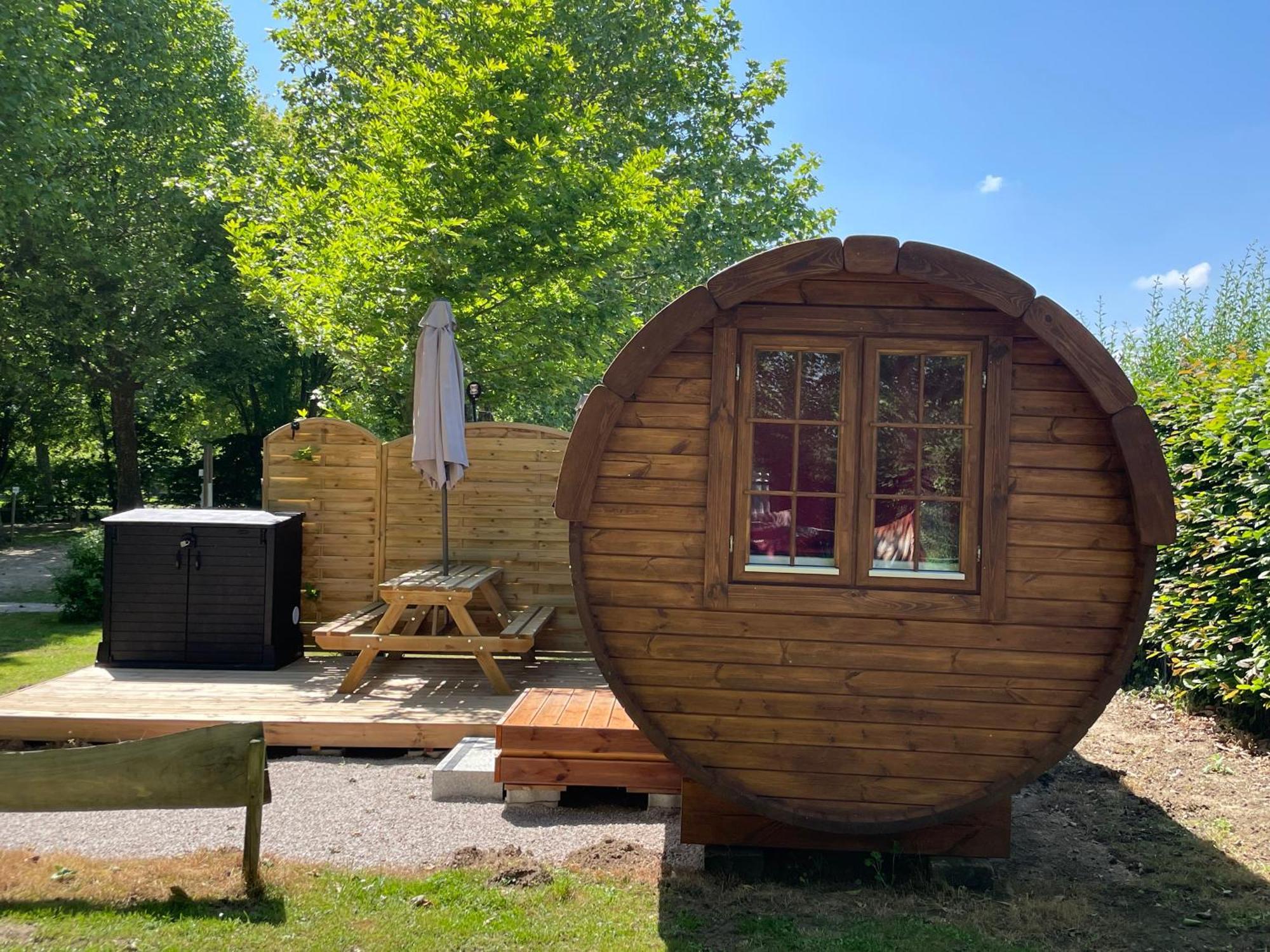 Tonneau Herbergement Insolite Au Camping Des Nieres Ebreuil Экстерьер фото